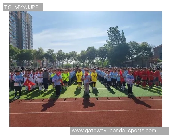 小学足球赛精彩纷呈学生们在绿茵场上展现青春风采与团队精神